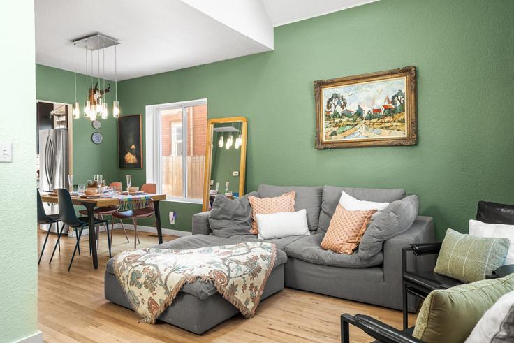 Elegant gestaltetes Wohnzimmer mit moderner Einrichtung in einer Wohnung im Building South Acoma Street - heres-the-deal-real-estate - 1604802 in Denver, Denver Elegant gestaltetes Wohnzimmer mit moderner Einrichtung in einer Wohnung im Building South Acoma Street - heres-the-deal-real-estate - 1604802 in Denver, Denver