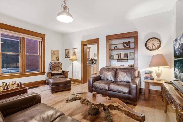 Elegant gestaltetes Wohnzimmer mit moderner Einrichtung in einer Wohnung im Building Cherokee Street - heres-the-deal-real-estate - 1604810 in Denver, Denver