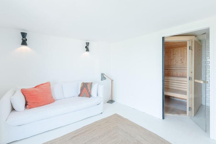 Salle de séjour élégante avec mobilier moderne dans un appartement à Building Korejou - hestia-conciergerie - 1334417 à Plouguerneau, Plouguerneau