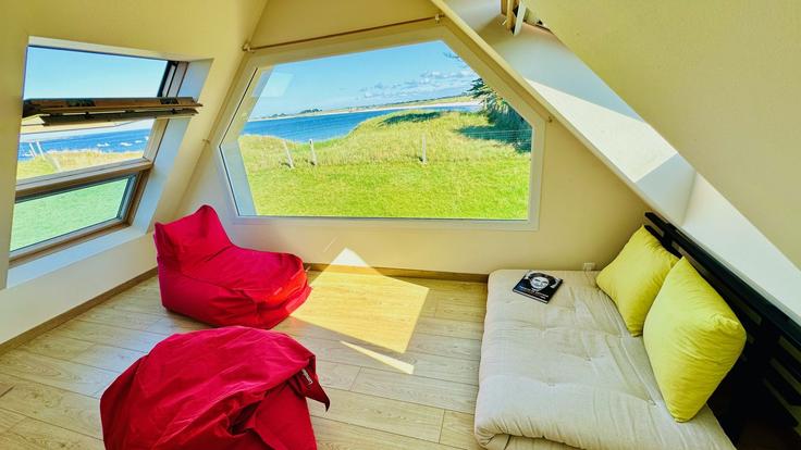 Elegante sala de estar con mobiliario moderno en un apartamento en Building Chemin des Dunes - hestia-conciergerie - 1334445 en Ploudalmézeau, Ploudalmézeau