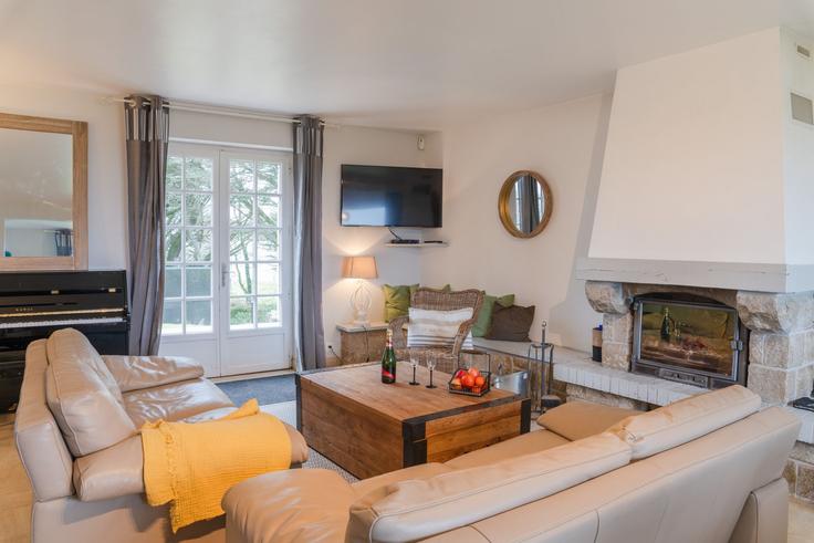 Elegante sala de estar con mobiliario moderno en un apartamento en Building Chemin des Dunes - hestia-conciergerie - 1334399 en Ploudalmézeau, Ploudalmézeau