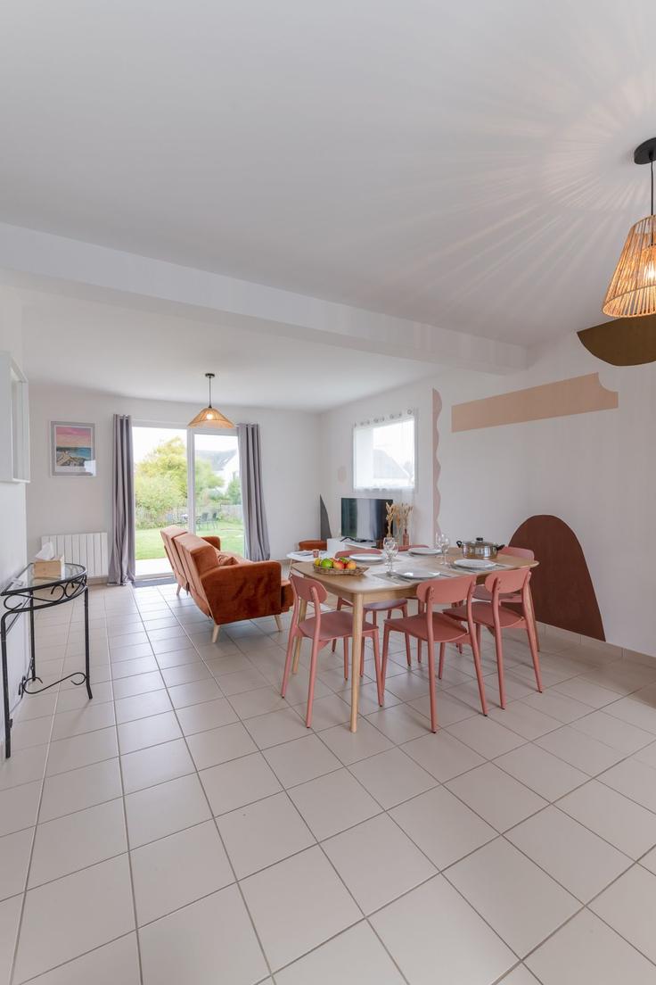 Elegante sala de estar con mobiliario moderno en un apartamento en Building Rue de l'Océan - hestia-conciergerie - 1334467 en Porspoder, Porspoder