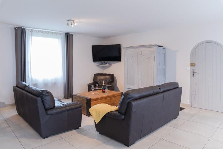 Elegante sala de estar con mobiliario moderno en un apartamento en Building Chemin de Theven Carn - hestia-conciergerie - 1334414 en Ploudalmézeau, Ploudalmézeau