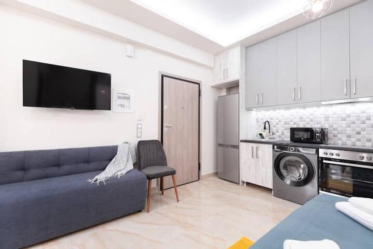Elegante sala de estar con mobiliario moderno en un apartamento en Building Emmanouil Benaki - hestia-properties - 1507363 en Central Athens, Athens