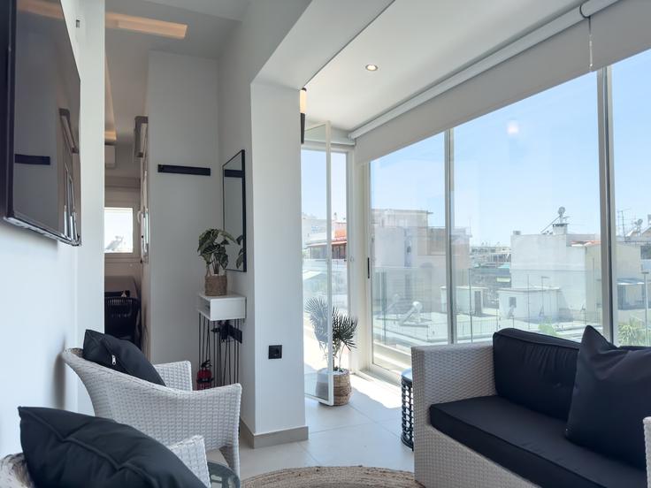 South Athens, Athens에 위치한 Building Laskaridou - hestia-properties - 1533642 유닛의 세련된 인테리어가 돋보이는 거실 South Athens, Athens에 위치한 Building Laskaridou - hestia-properties - 1533642 유닛의 세련된 인테리어가 돋보이는 거실