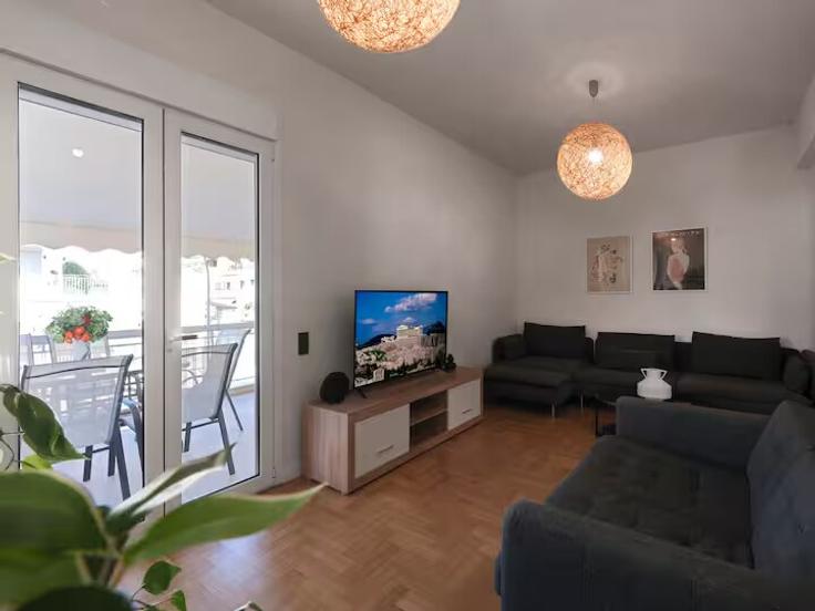 Sala de estar elegantemente projetada com móveis modernos em um apartamento no Building Zoodochou Pigis - hestia-properties - 1574015 em Central Athens, Athens