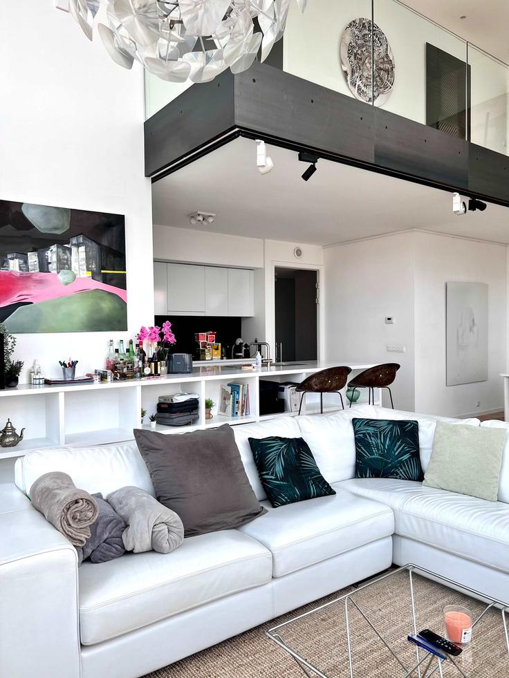 Brussels BrusselsのBuilding Quai des Péniches - hex - 1264176のアパートメントにある、モダンな家具を備えたエレガントなデザインのリビングルーム