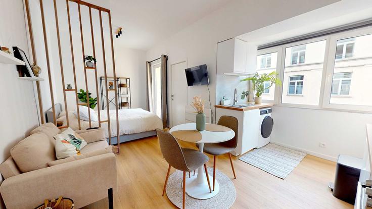 Elegante sala de estar con mobiliario moderno en un apartamento en Building Boulevard Emile Jacqmain - hex - 1264120 - BRU en Brussels, Brussels