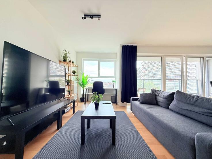 Elegante sala de estar con mobiliario moderno en un apartamento en Building Avenue de l'Héliport - hex - 1264127 - BRU en Brussels, Brussels