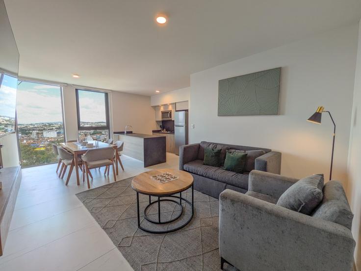 Salle de séjour élégante avec mobilier moderne dans un appartement à Building Avenida Periférico Poniente Manuel Gómez Morin - hey-alfred - 1525192 à Zapopan, Zapopan Salle de séjour élégante avec mobilier moderne dans un appartement à Building Avenida Periférico Poniente Manuel Gómez Morin - hey-alfred - 1525192 à Zapopan, Zapopan