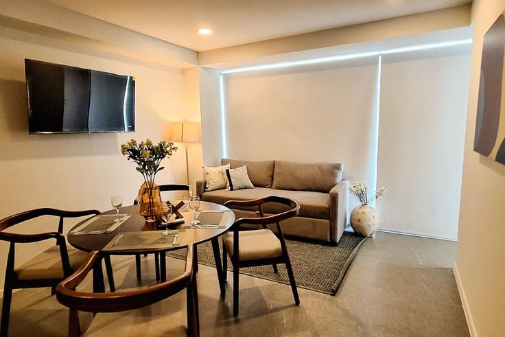 Sala de estar elegantemente projetada com móveis modernos em um apartamento no Building Avenida Hidalgo - hey-alfred - 1525207 em Zapopan, Zapopan Sala de estar elegantemente projetada com móveis modernos em um apartamento no Building Avenida Hidalgo - hey-alfred - 1525207 em Zapopan, Zapopan