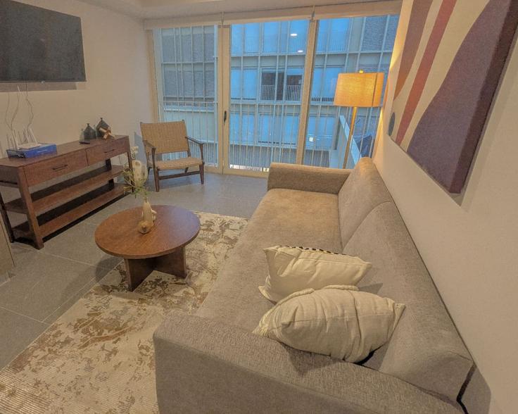 Sala de estar elegantemente projetada com móveis modernos em um apartamento no Building Avenida Hidalgo - hey-alfred - 1525227 em Zapopan, Zapopan