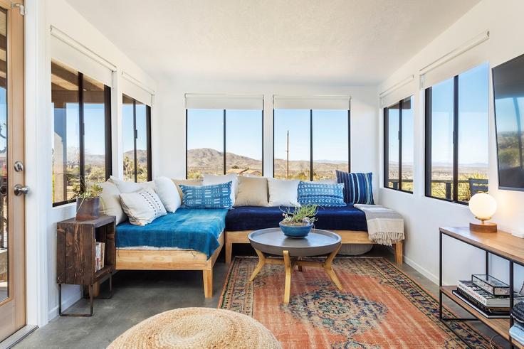 Salle de séjour élégante avec mobilier moderne dans un appartement à Building Latham Trail - hi-desert-dwellings - 1632264 à Joshua Tree, Joshua Tree Salle de séjour élégante avec mobilier moderne dans un appartement à Building Latham Trail - hi-desert-dwellings - 1632264 à Joshua Tree, Joshua Tree