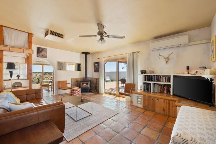 Elegant gestaltetes Wohnzimmer mit moderner Einrichtung in einer Wohnung im Building Keeler Avenue - hi-desert-dwellings - 1632291 in Yucca Valley, Yucca Valley