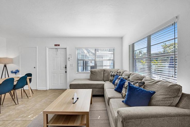 Hollywood HollywoodのBuilding Desoto Street - hibiscus-management-llc - 1358348のアパートメントにある、モダンな家具を備えたエレガントなデザインのリビングルーム