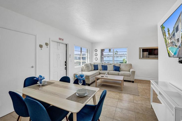 Hollywood HollywoodのBuilding Desoto Street - hibiscus-management-llc - 1358347のアパートメントにある、モダンな家具を備えたエレガントなデザインのリビングルーム