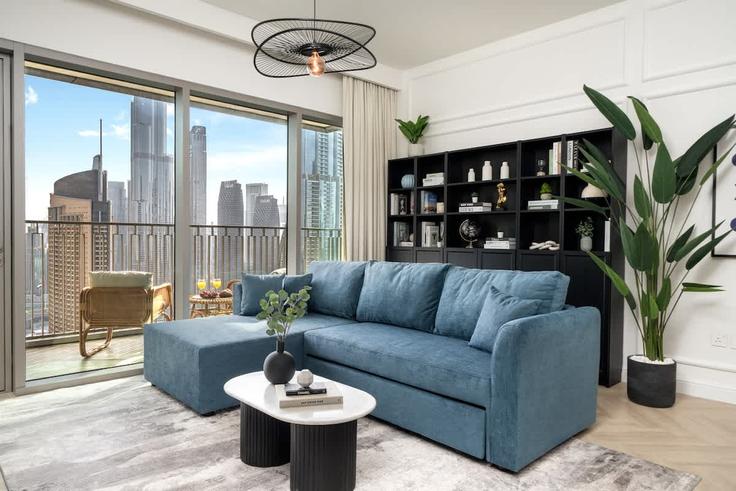 Sala de estar elegantemente projetada com móveis modernos em um apartamento no Building Tariaq Bedon Esm - hide-rest-holiday-homes-rental-llc - 1437622 em Za'abeel, Dubai