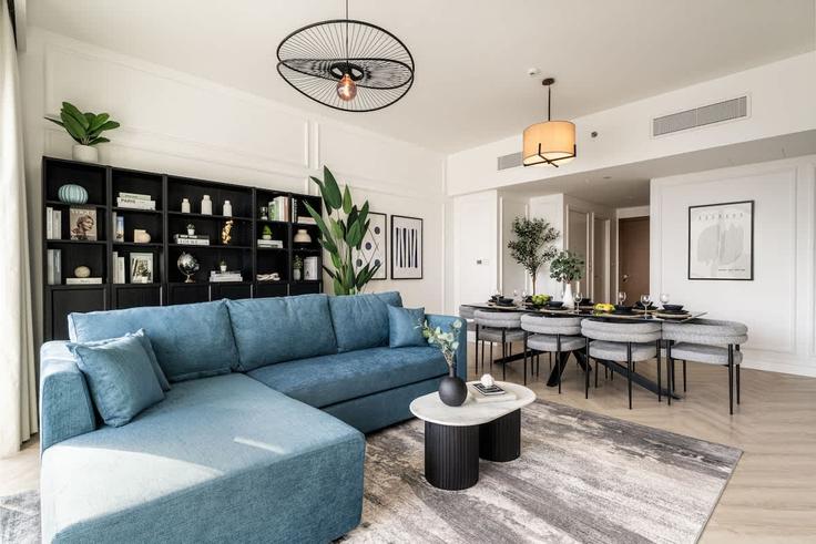 Elegant gestaltetes Wohnzimmer mit moderner Einrichtung in einer Wohnung im Building Tariaq Bedon Esm - hide-rest-holiday-homes-rental-llc - 1437622 in Za'abeel, Dubai
