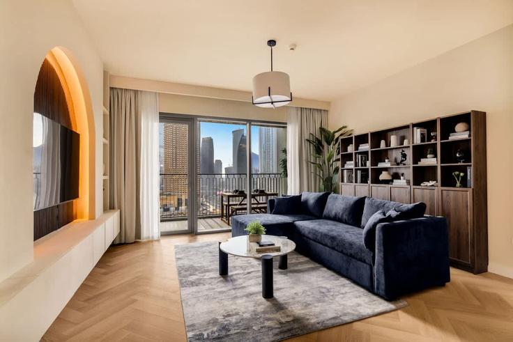 Dubai Zaa'beel SecondのBuilding Tariaq Bedon Esm - hide-rest-holiday-homes-rental-llc - 1437626のアパートメントにある、モダンな家具を備えたエレガントなデザインのリビングルーム