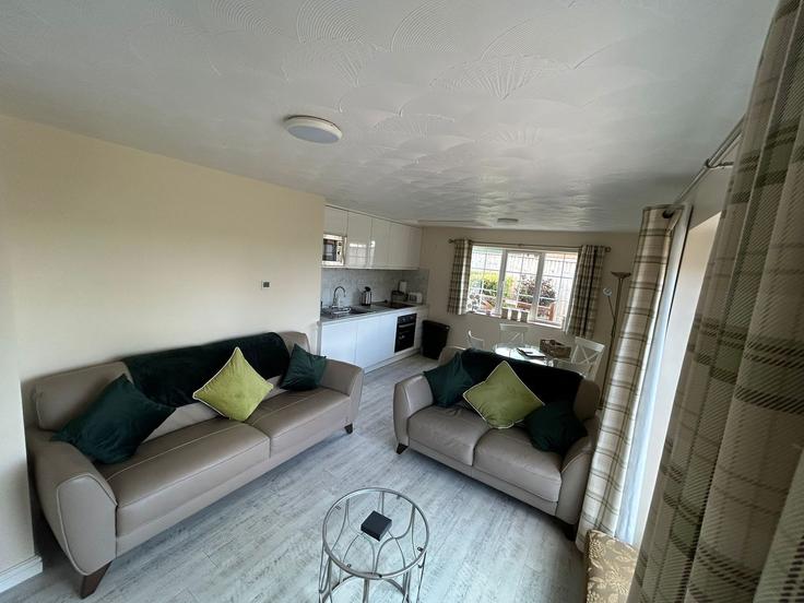 Salle de séjour élégante avec mobilier moderne dans un appartement à Building Station Road - high-demand-hideaways-ltd - 1598556 à East Lindsey, Skegness