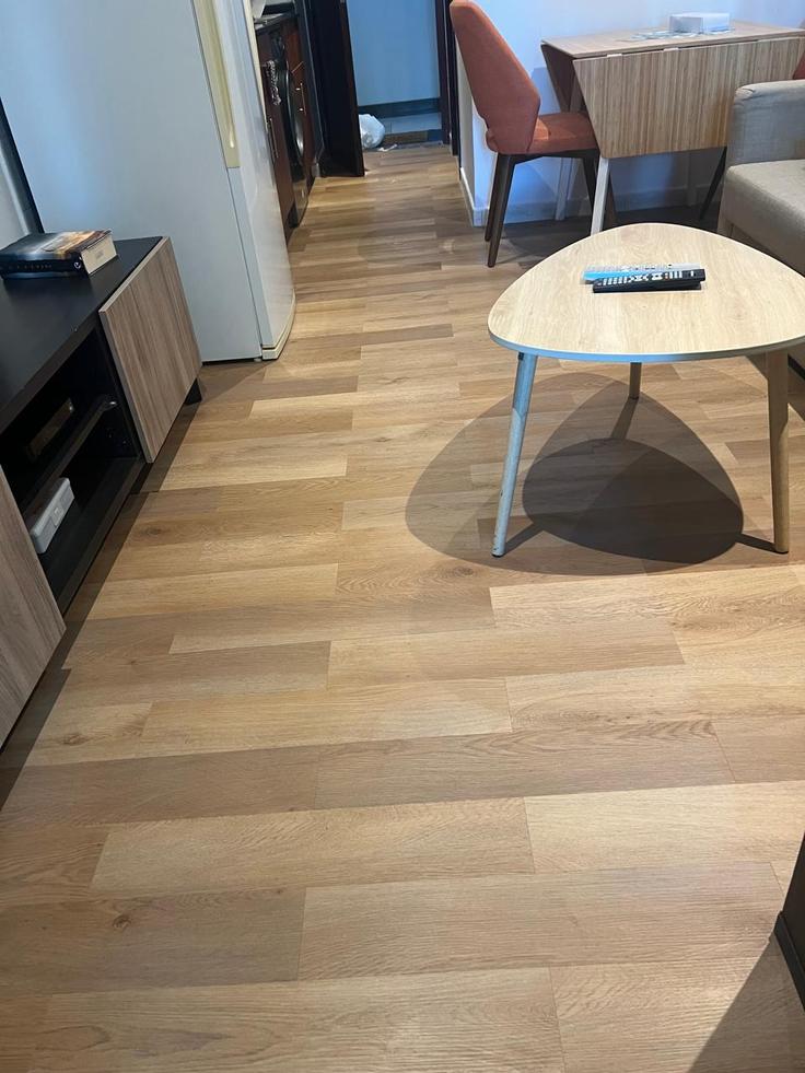 Salle de séjour élégante avec mobilier moderne dans un appartement à Building Cluster B - higuests-vacation-homes-rentals - 1385092 à Al Thanyah Fifth, Dubai Salle de séjour élégante avec mobilier moderne dans un appartement à Building Cluster B - higuests-vacation-homes-rentals - 1385092 à Al Thanyah Fifth, Dubai