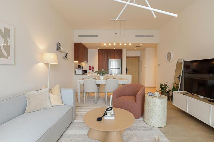Dubai JumeirahのBuilding Tariaq Bedon Esm - higuests-vacation-homes-rentals - 1385087のアパートメントにある、モダンな家具を備えたエレガントなデザインのリビングルーム