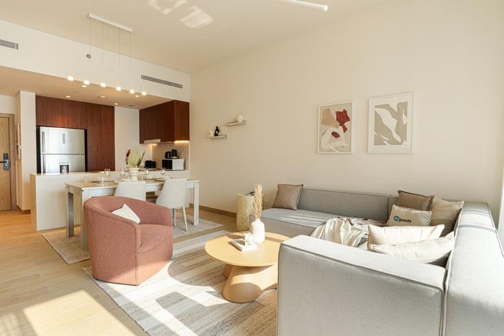Dubai JumeirahのBuilding Tariaq Bedon Esm - higuests-vacation-homes-rentals - 1385078のアパートメントにある、モダンな家具を備えたエレガントなデザインのリビングルーム