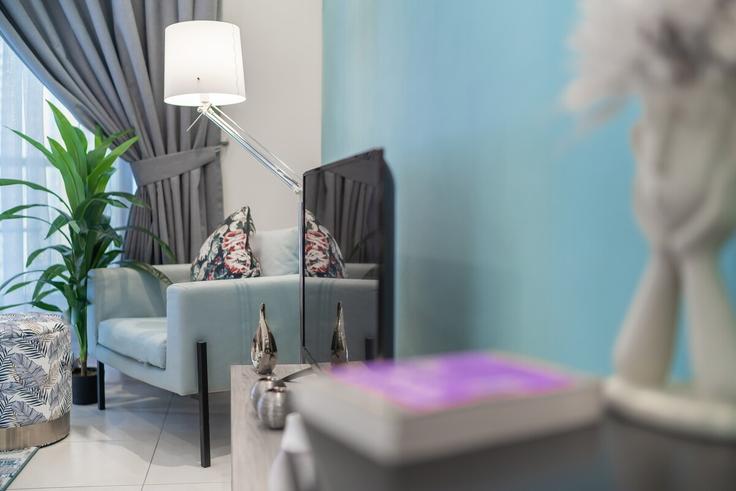 Elegante sala de estar con mobiliario moderno en un apartamento en Building King Salman Bin Abdulaziz Al Saud Street - higuests-vacation-homes-rentals - 1385110 en Dubai Marina, Dubai Elegante sala de estar con mobiliario moderno en un apartamento en Building King Salman Bin Abdulaziz Al Saud Street - higuests-vacation-homes-rentals - 1385110 en Dubai Marina, Dubai