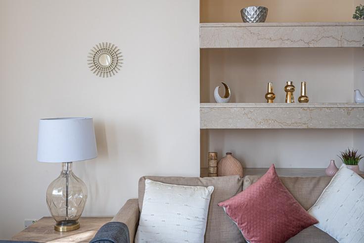 Building Clock Tower Pedestrian Over Pass - higuests-vacation-homes-rentals - 1385101 adresindeki bir dairede modern mobilyalarla zarif bir şekilde tasarlanmış oturma odası Port Saeed, Dubai