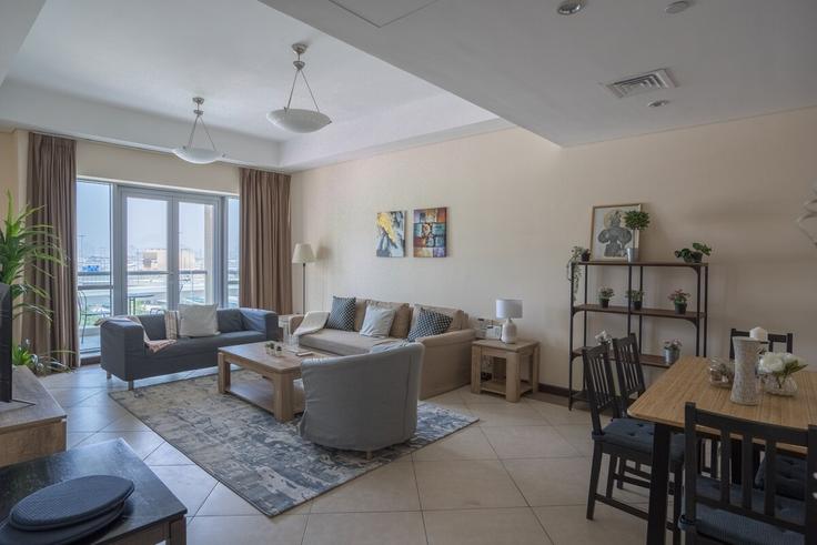 Salle de séjour élégante avec mobilier moderne dans un appartement à Building 24C Street - higuests-vacation-homes-rentals - 1385105 à Port Saeed, Dubai