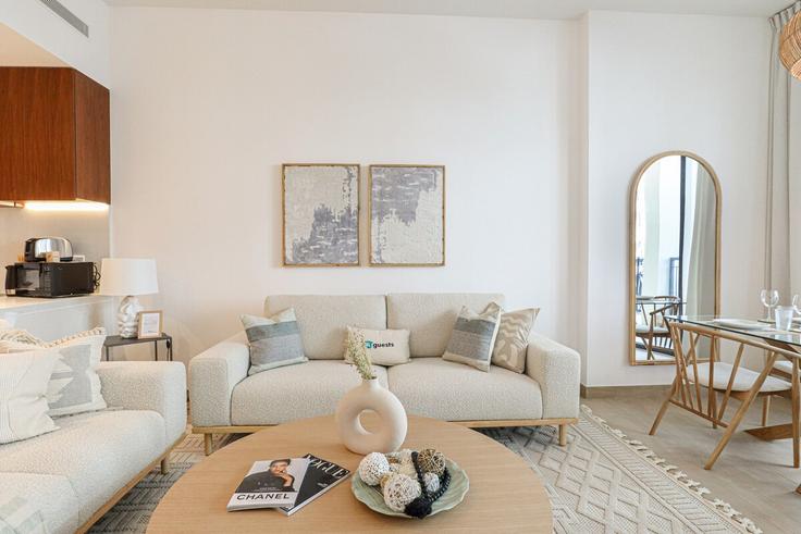 Building Tariaq Bedon Esm - higuests-vacation-homes-rentals - 1385082 adresindeki bir dairede modern mobilyalarla zarif bir şekilde tasarlanmış oturma odası Jumeirah, Dubai