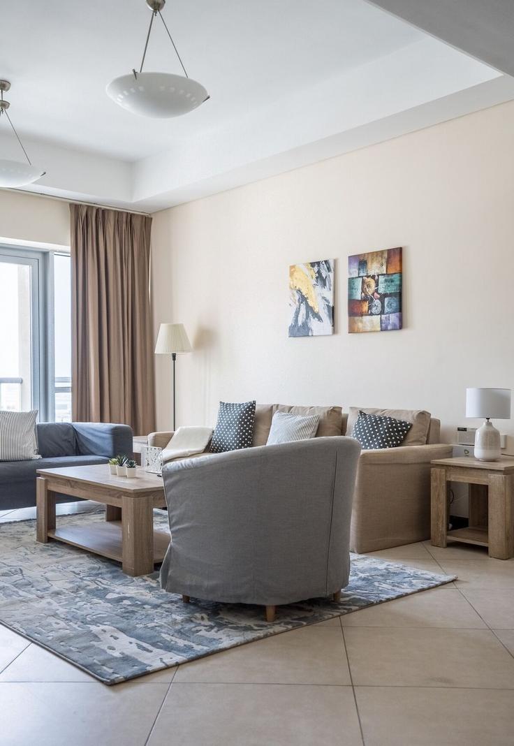 Building 24C Street - higuests-vacation-homes-rentals - 1385105 adresindeki bir dairede modern mobilyalarla zarif bir şekilde tasarlanmış oturma odası Port Saeed, Dubai