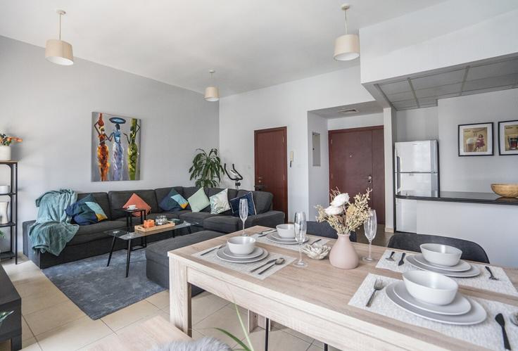 Elegantly designed living room with modern furnishings in an apartment at Building King Salman Bin Abdulaziz Al Saud Street - higuests-vacation-homes-rentals - 1385106 in Dubai Marina, Dubai