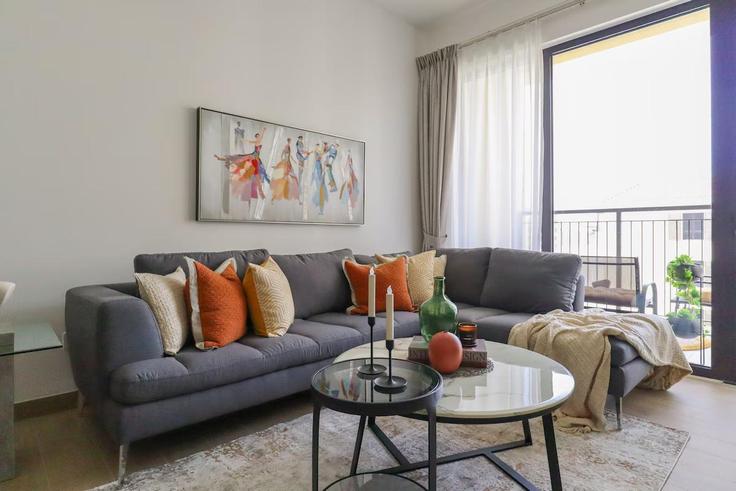 Dubai JumeirahのBuilding Tariaq Bedon Esm - higuests-vacation-homes-rentals - 1385086のアパートメントにある、モダンな家具を備えたエレガントなデザインのリビングルーム