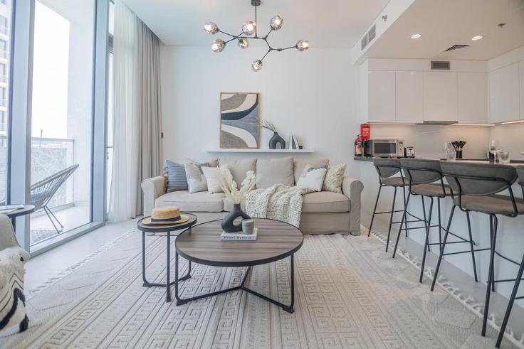 Sala de estar elegantemente projetada com móveis modernos em um apartamento no Building Tariaq Bedon Esm - higuests-vacation-homes-rentals - 1385091 em Al Merkadh, Dubai Sala de estar elegantemente projetada com móveis modernos em um apartamento no Building Tariaq Bedon Esm - higuests-vacation-homes-rentals - 1385091 em Al Merkadh, Dubai