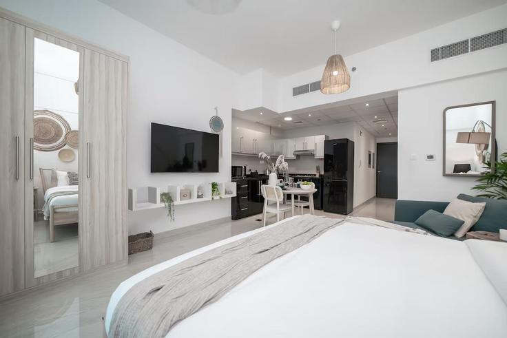 Business Bay, Dubai에 위치한 Building Marasi Drive - higuests-vacation-homes-rentals - 1385039 유닛의 세련된 인테리어가 돋보이는 거실