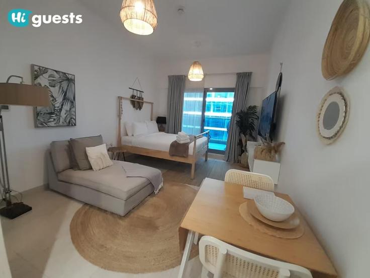 Business Bay, Dubai에 위치한 Building Marasi Drive - higuests-vacation-homes-rentals - 1385040 유닛의 세련된 인테리어가 돋보이는 거실