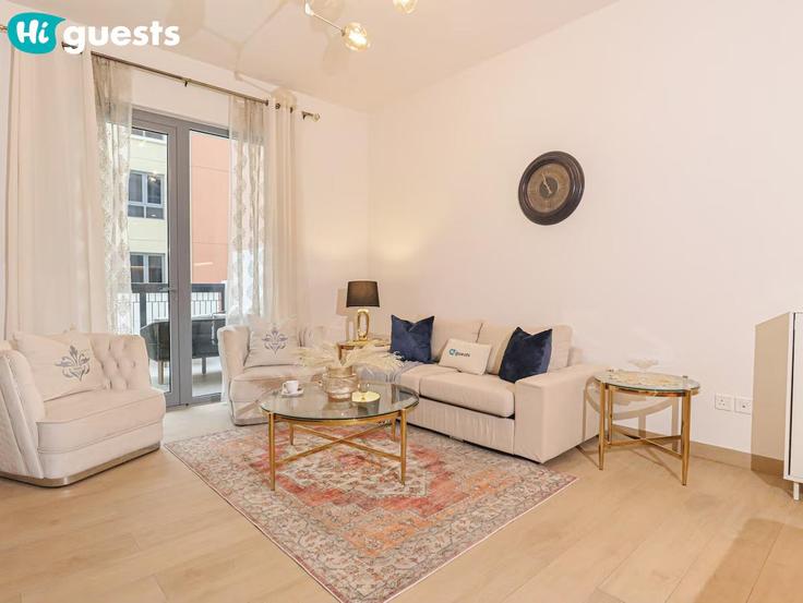 Dubai JumeirahのBuilding Tariaq Bedon Esm - higuests-vacation-homes-rentals - 1385059のアパートメントにある、モダンな家具を備えたエレガントなデザインのリビングルーム