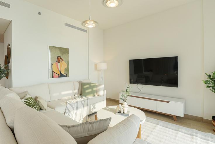 Dubai JumeirahのBuilding Tariaq Bedon Esm - higuests-vacation-homes-rentals - 1385088のアパートメントにある、モダンな家具を備えたエレガントなデザインのリビングルーム