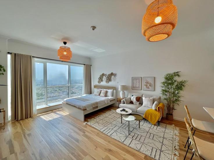 Al Thanyah Fifth, Dubai에 위치한 Building Tariaq Bedon Esm - higuests-vacation-homes-rentals - 1473590 유닛의 세련된 인테리어가 돋보이는 거실