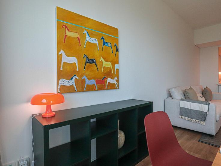 Elegantly designed living room with modern furnishings in an apartment at Building 3A - higuests-vacation-homes-rentals - 1385046 in Al Barsha, Dubai