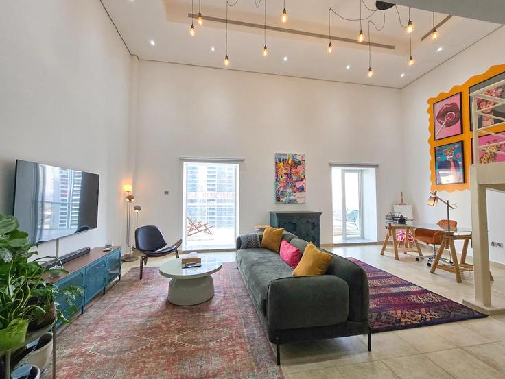 Salle de séjour élégante avec mobilier moderne dans un appartement à Building Cluster B - higuests-vacation-homes-rentals - 1473589 à Al Thanyah Fifth, Dubai