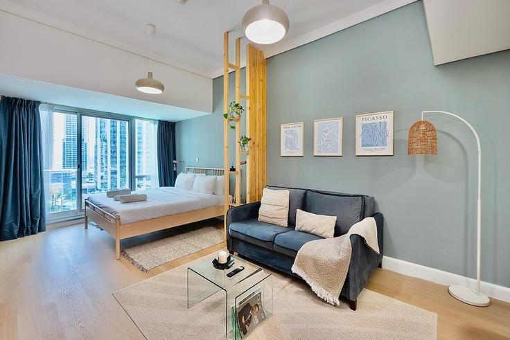 Al Thanyah Fifth, Dubai에 위치한 Building Tariaq Bedon Esm - higuests-vacation-homes-rentals - 1473593 유닛의 세련된 인테리어가 돋보이는 거실