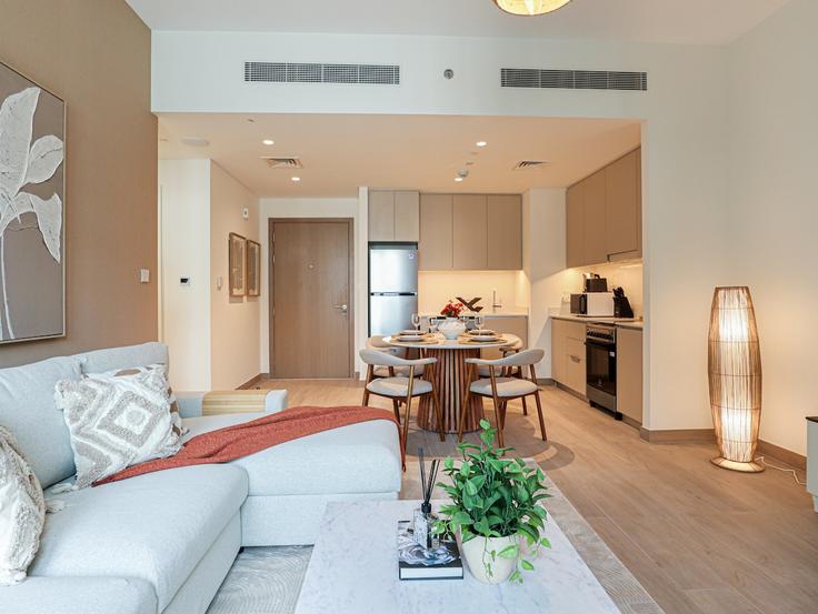 Dubai Al Kheeran FirstのBuilding Tariaq Bedon Esm - higuests-vacation-homes-rentals - 1515772のアパートメントにある、モダンな家具を備えたエレガントなデザインのリビングルーム