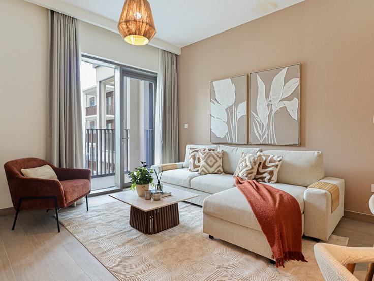 Elegante sala de estar con mobiliario moderno en un apartamento en Building Tariaq Bedon Esm - higuests-vacation-homes-rentals - 1515772 en Al Kheeran First, Dubai