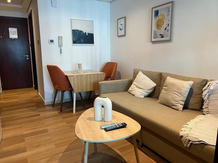 Sala de estar elegantemente projetada com móveis modernos em um apartamento no Building Cluster B - higuests-vacation-homes-rentals - 1385092 em Al Thanyah Fifth, Dubai Sala de estar elegantemente projetada com móveis modernos em um apartamento no Building Cluster B - higuests-vacation-homes-rentals - 1385092 em Al Thanyah Fifth, Dubai
