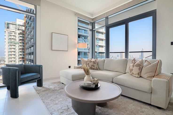 Building Tariaq Bedon Esm - higuests-vacation-homes-rentals - 1385069 adresindeki bir dairede modern mobilyalarla zarif bir şekilde tasarlanmış oturma odası Marsa Dubai, Dubai