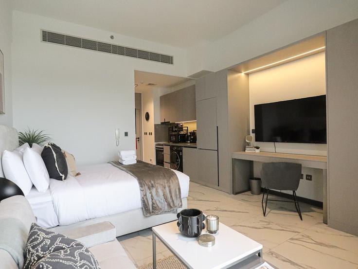 Elegant gestaltetes Wohnzimmer mit moderner Einrichtung in einer Wohnung im Building Tariaq Bedon Esm - higuests-vacation-homes-rentals - 1473586 in Hadaeq Sheikh Mohammed Bin Rashid, Dubai Elegant gestaltetes Wohnzimmer mit moderner Einrichtung in einer Wohnung im Building Tariaq Bedon Esm - higuests-vacation-homes-rentals - 1473586 in Hadaeq Sheikh Mohammed Bin Rashid, Dubai