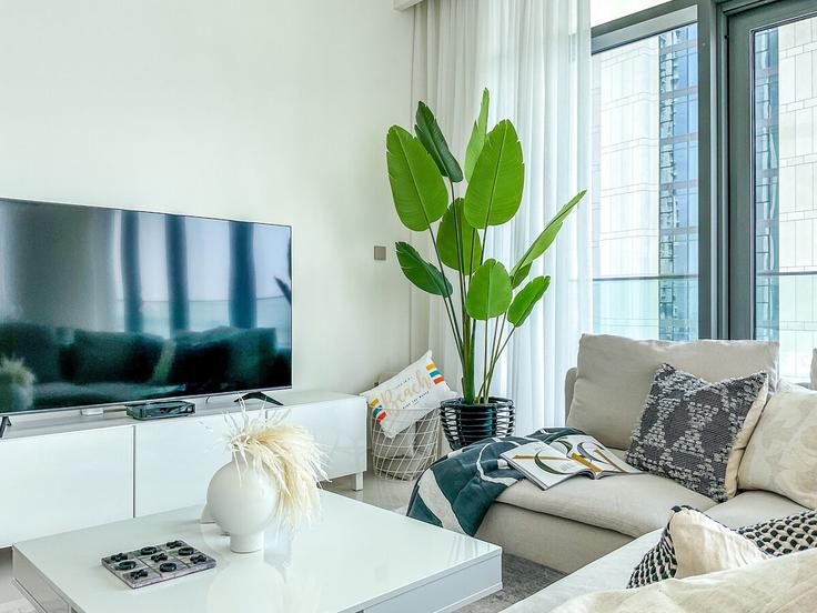 Building Tariaq Bedon Esm - higuests-vacation-homes-rentals - 1385097 adresindeki bir dairede modern mobilyalarla zarif bir şekilde tasarlanmış oturma odası Marsa Dubai, Dubai