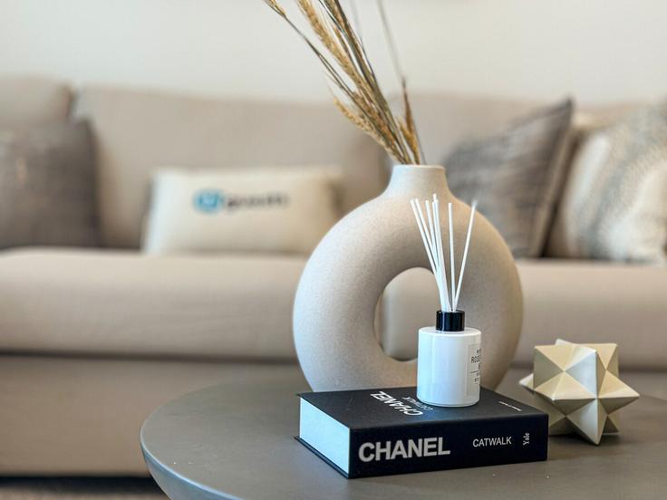 Elegante sala de estar con mobiliario moderno en un apartamento en Building Tariaq Bedon Esm - higuests-vacation-homes-rentals - 1385089 en Marsa Dubai, Dubai